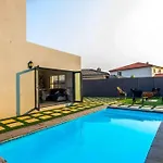 5 Bedrooms 10 Sleeper Holiday Home