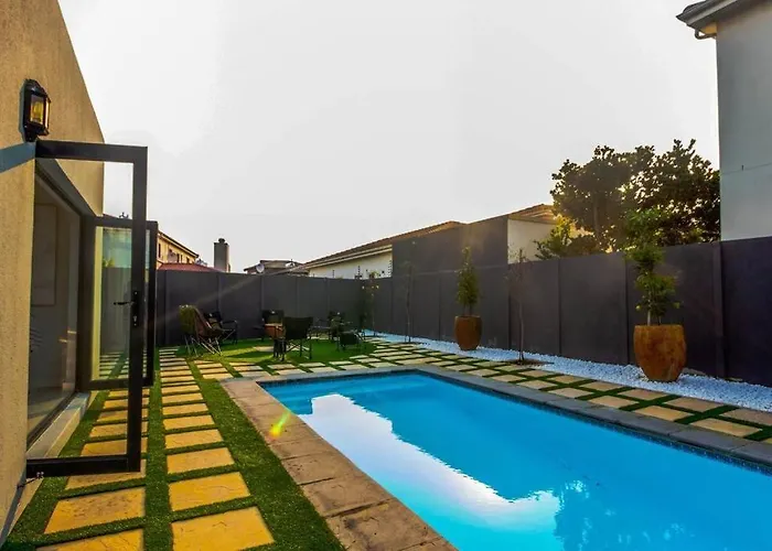 5 Bedrooms 10 Sleeper Holiday Home