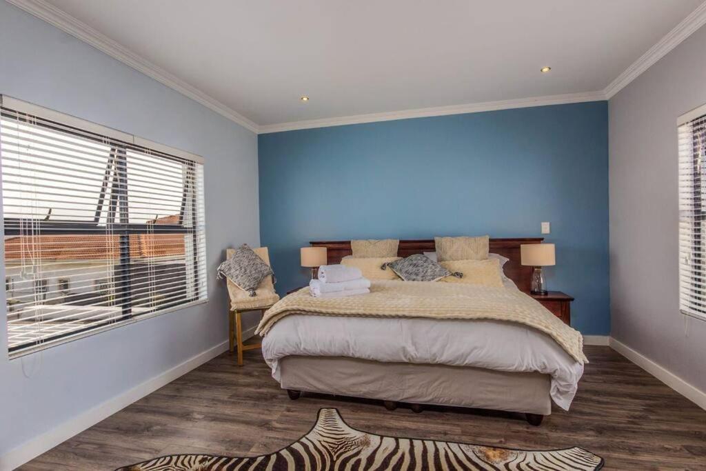 5 Bedrooms 10 Sleeper Cape Town